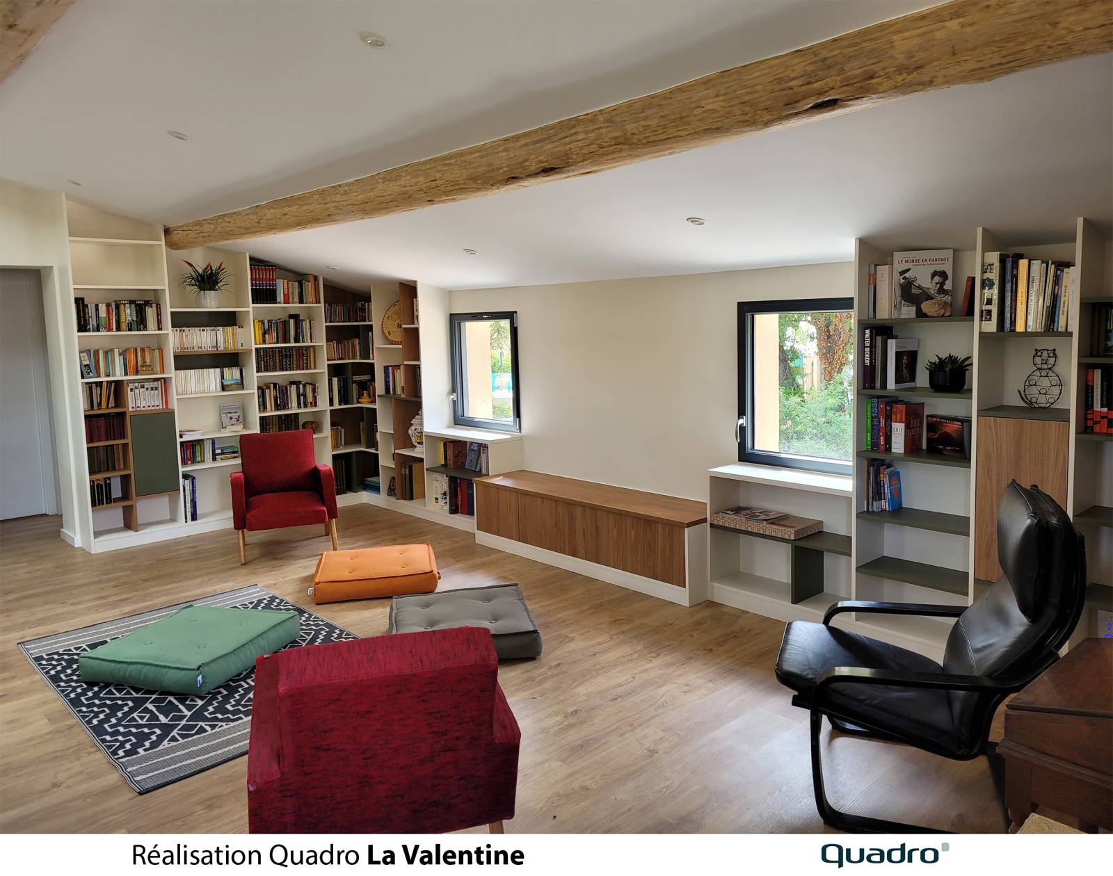 Réalisation d'une bibliothèque sur mesure tendance et en sous-pente dans cette maison à Allauch