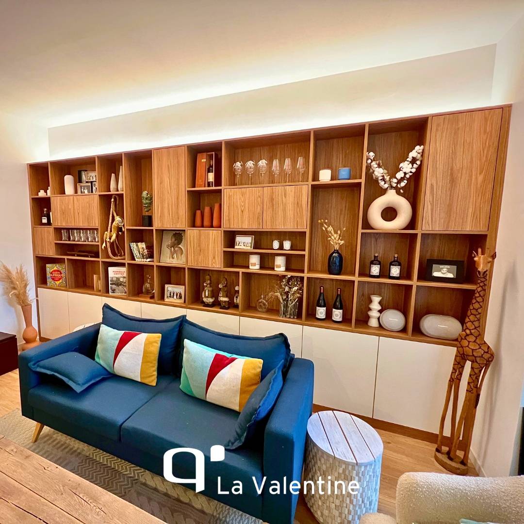 Bibliothèque en bois noyer doré sur mesure avec bandes leds intégré sur Marseille