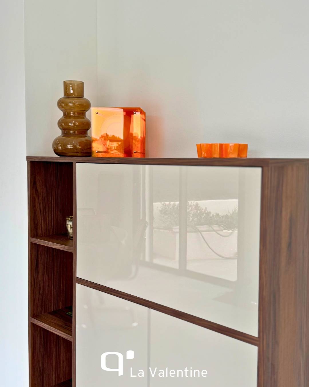 Rangement sur mesure esthétique et fonctionnel avec design épuré de bois foncé et de façades laquées à Allauch