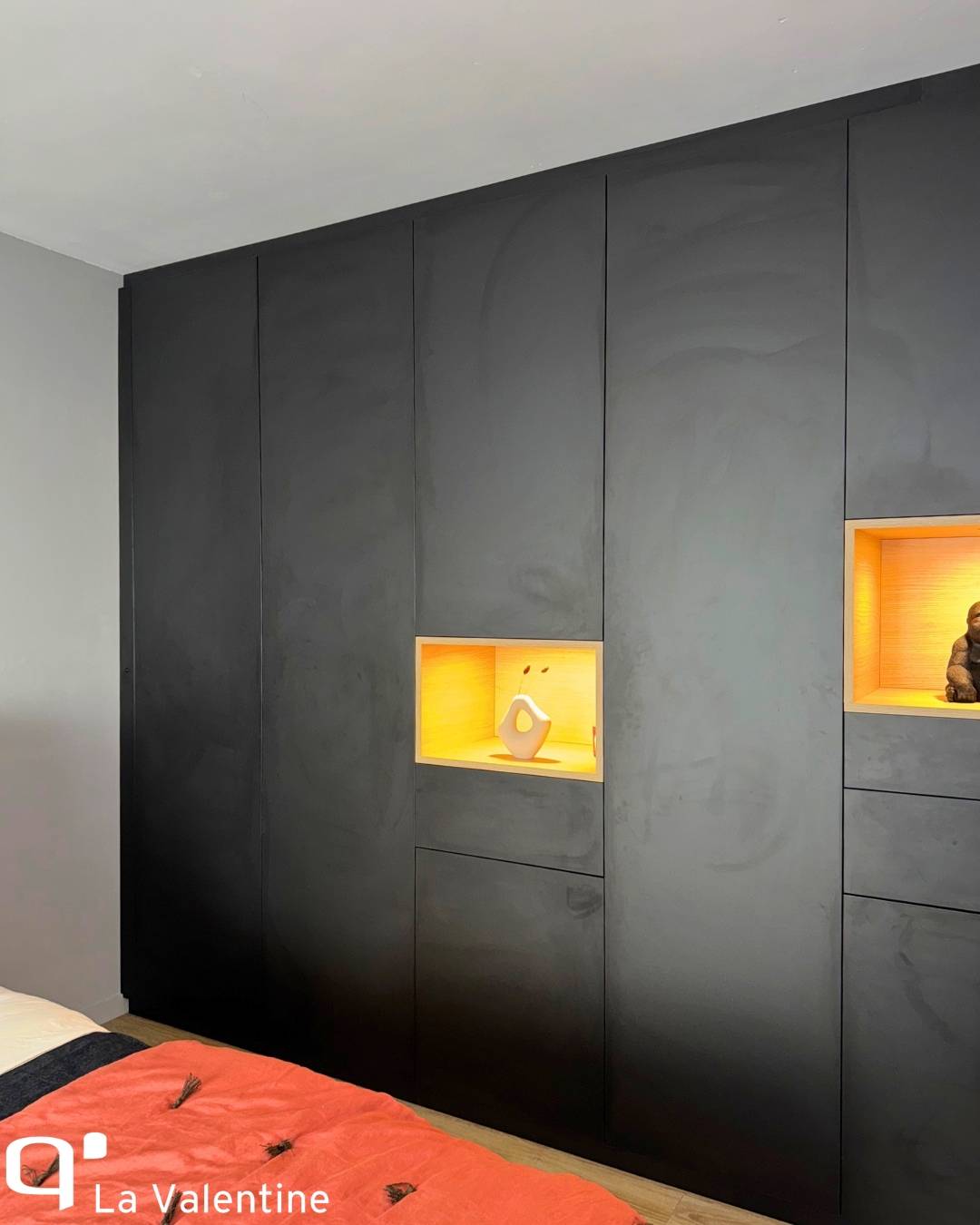 Dressing contemporain sur mesure noir mat avec niches intégrées et éclairées
