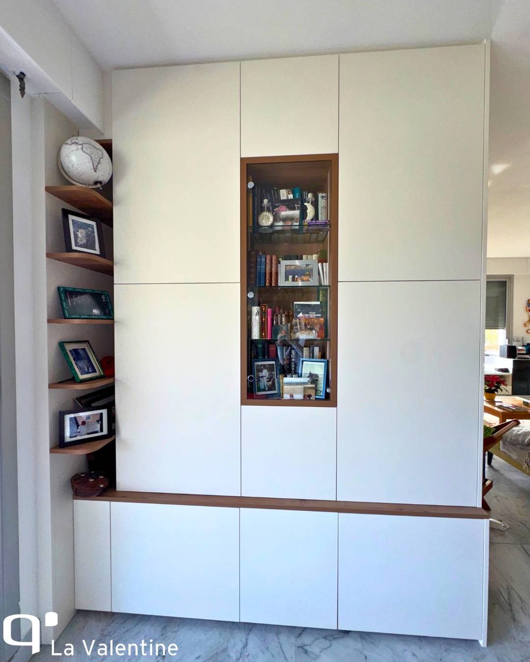 Bibliothèque sur mesure avec vitrine éclairée et portes battantes à Marseille 8ème