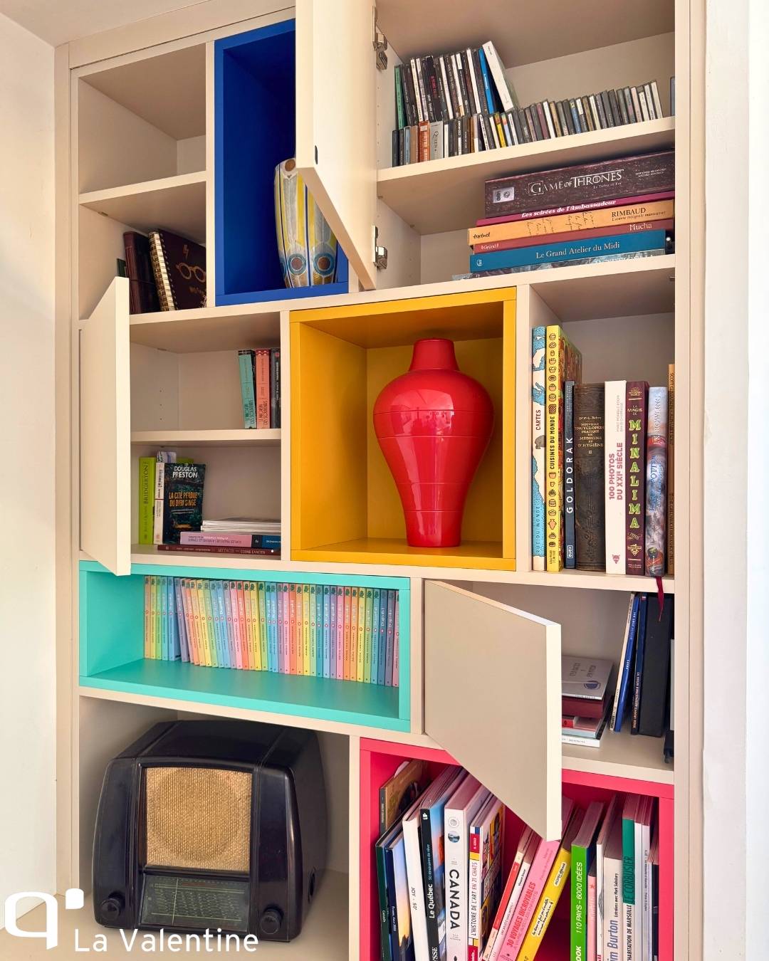 Bibliothèque avec niches colorées sur mesure à Marseille 12ème