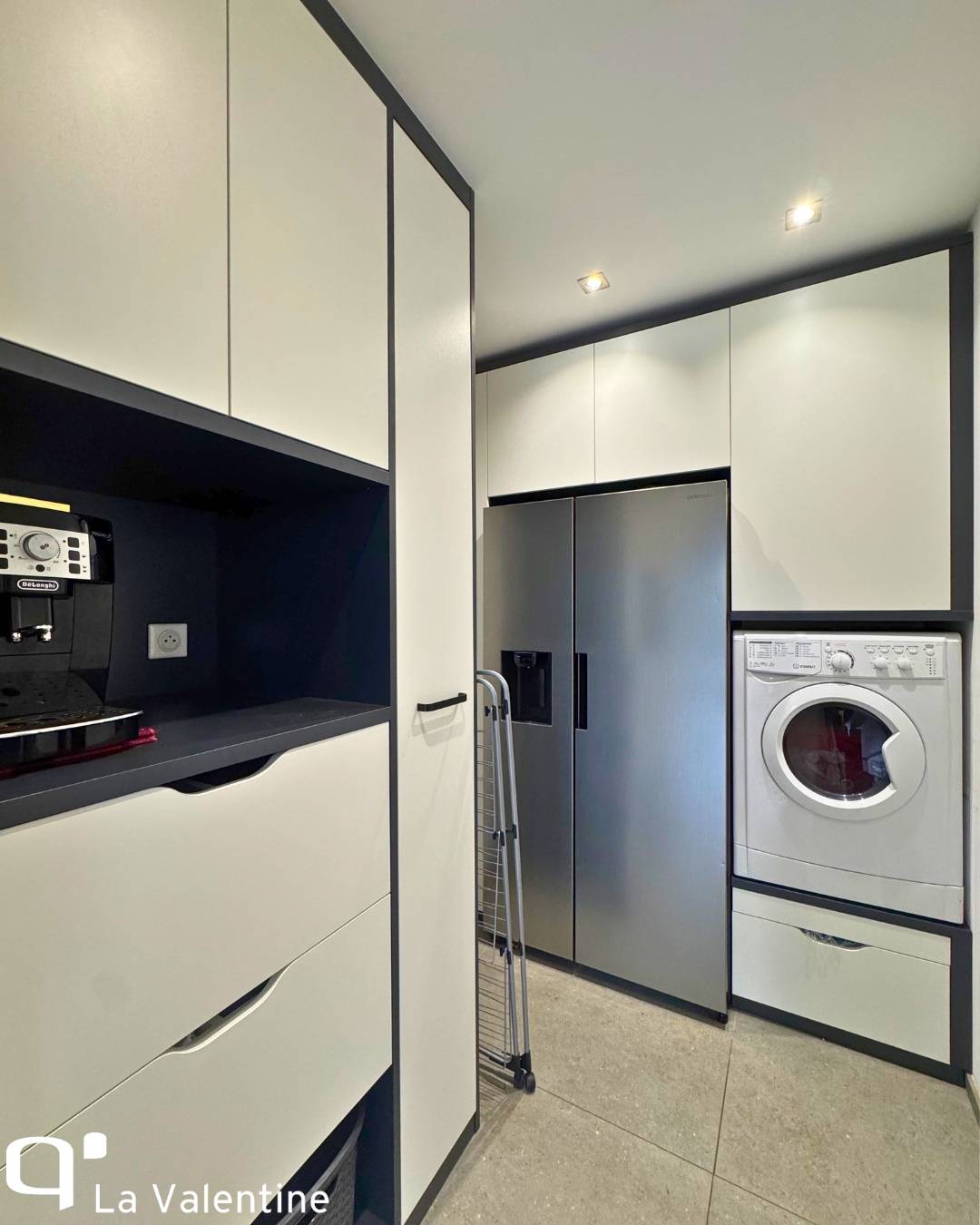 Buanderie contemporaine sur mesure noir et blanc à Marseille