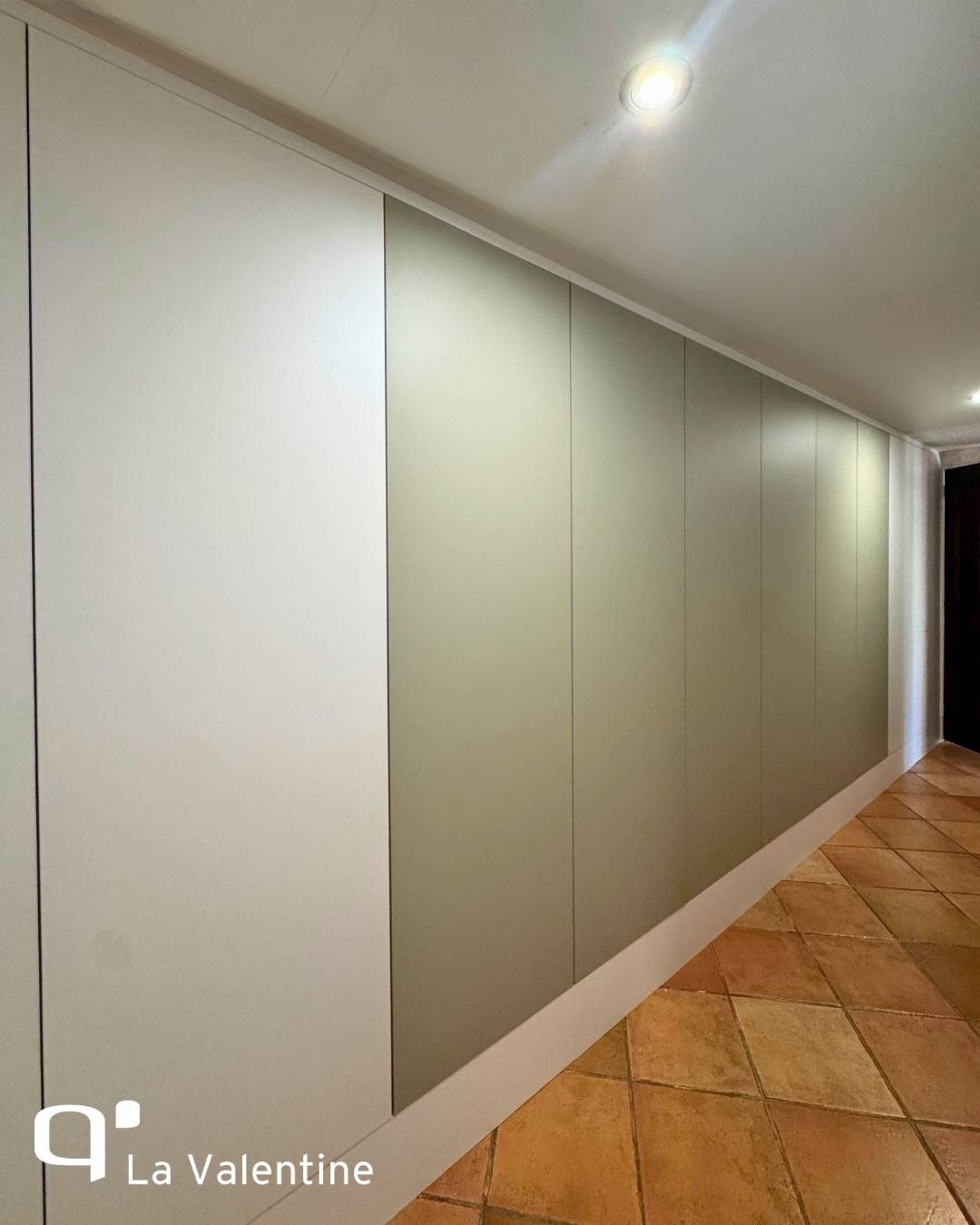 Dressing sur mesure optimisé avec des façades mates chez un client à La Valentine