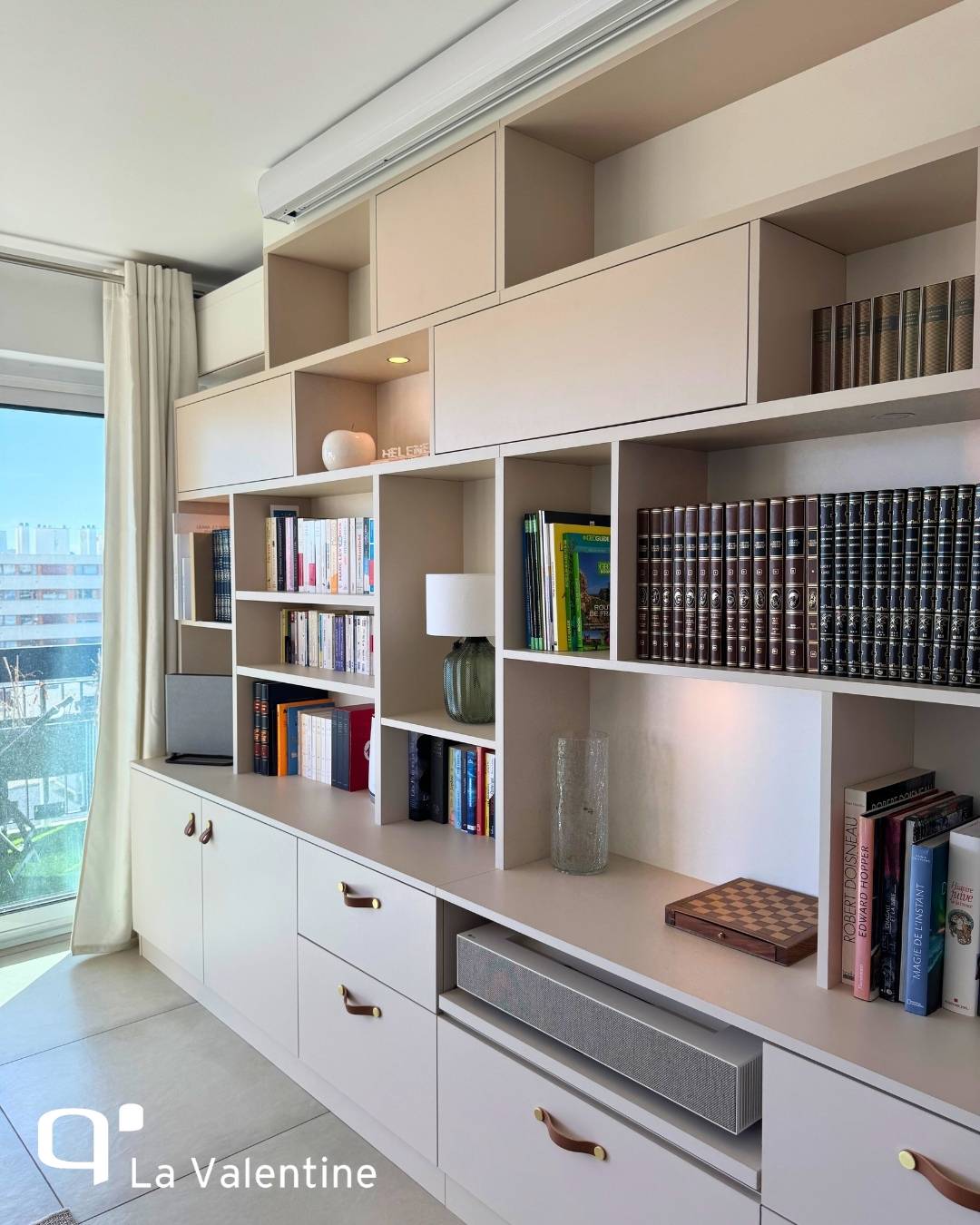 Bibliothèque sur mesure avec vidéo projecteur intégré et poignées en cuir à Marseille 8ème