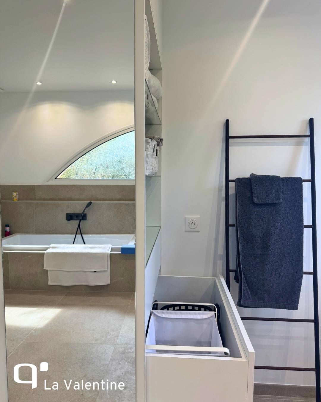Salle de bain sur mesure épurée avec tiroir coulissant et paniers à linge intégrés à La Ciotat