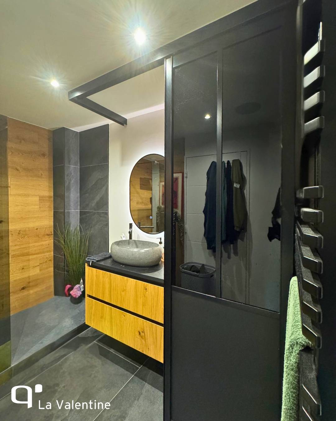 Salle de bain sur mesure avec meuble vasque suspendue noir mat à Marseille 6ème