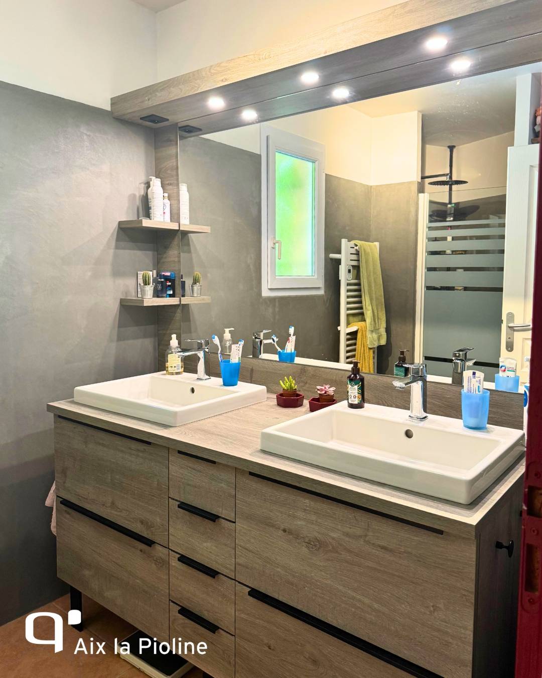 Salle de bain sur mesure avec éclairage LED fonctionnelle et chaleureuse à Aix en Provence