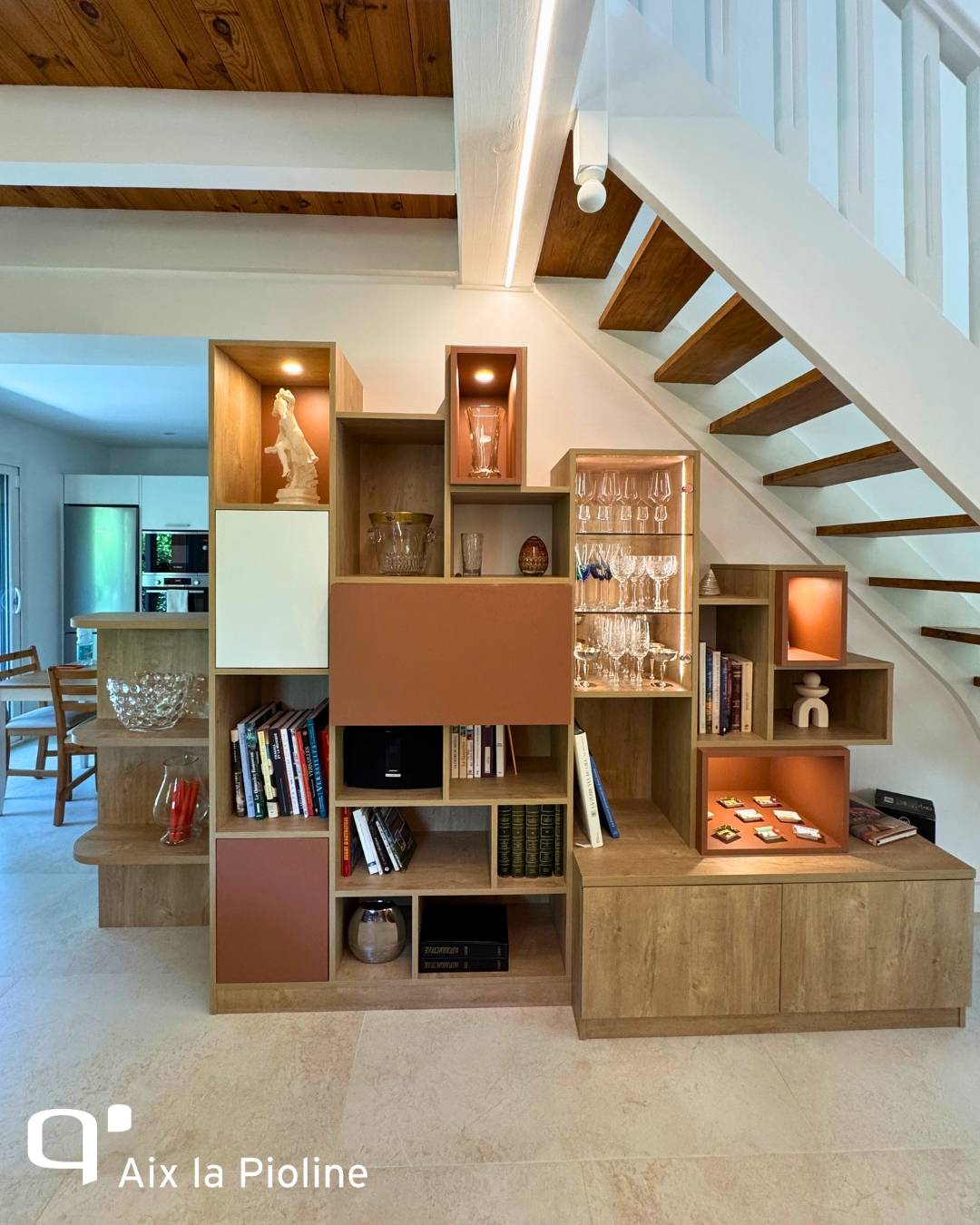 Sous escalier avec bibliothèque et mini bar intégrée en bois et terracotta à Aix en Provence