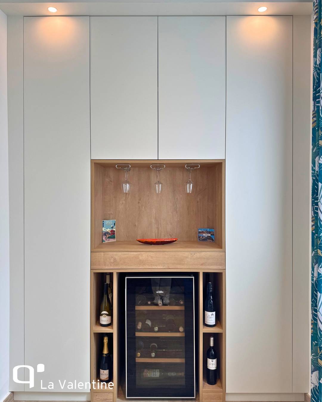 Cave à vin sur mesure avec bar intégré et rangement bois et blanc à Marseille 5ème