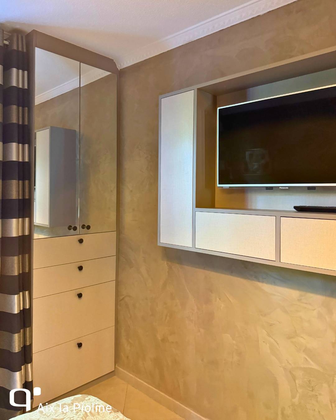Chambre parentale sur-mesure avec placard portes miroirs et meuble TV à Aix en Provence