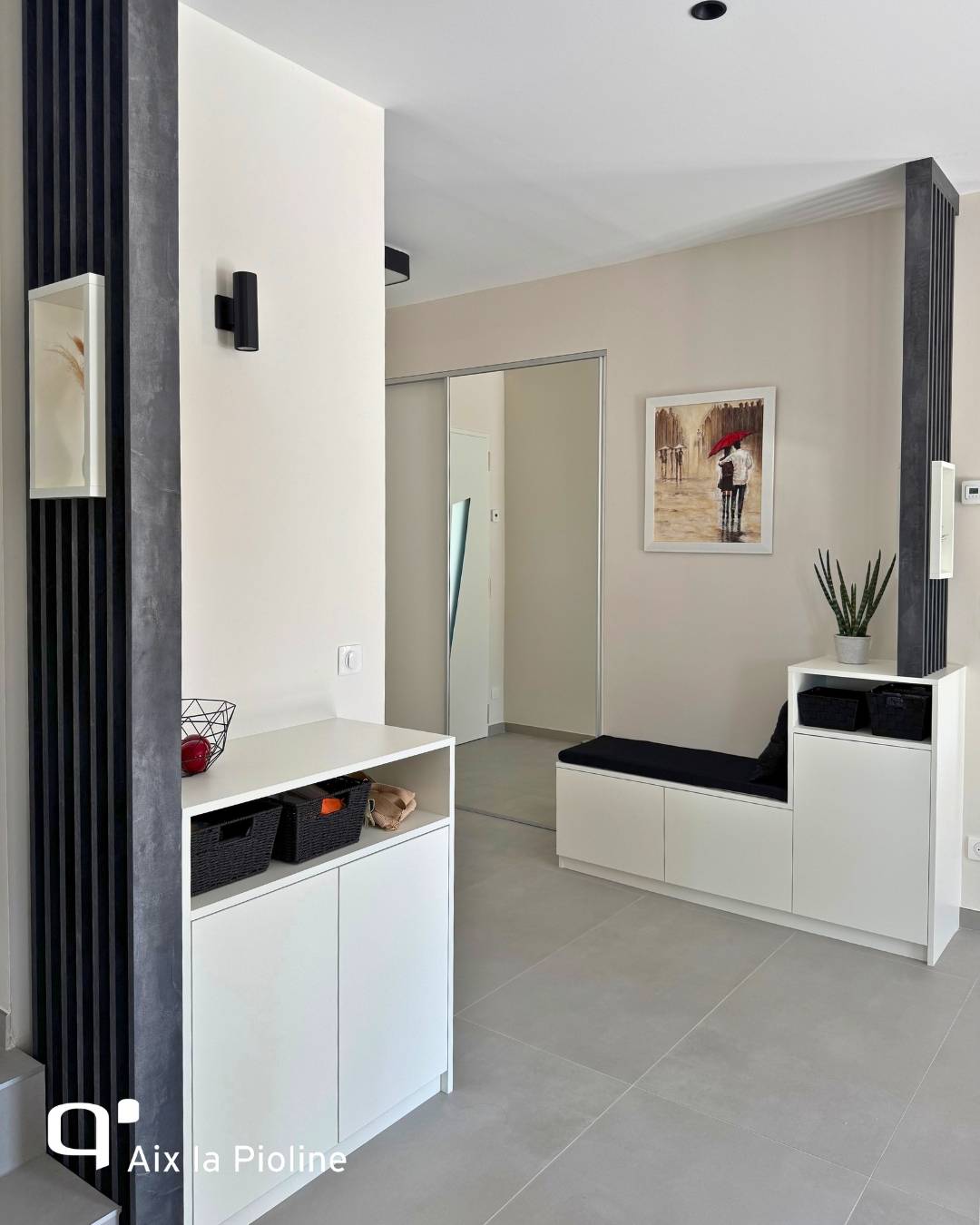 Entrée sur mesure avec claustra grès anthracite et niches ouvertes à Aix en Provence