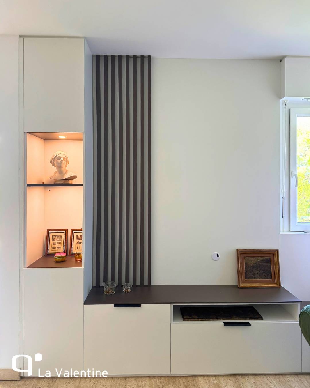 Aménagement mural pour un meuble TV avec claustra et éclairage à Marseille 13009