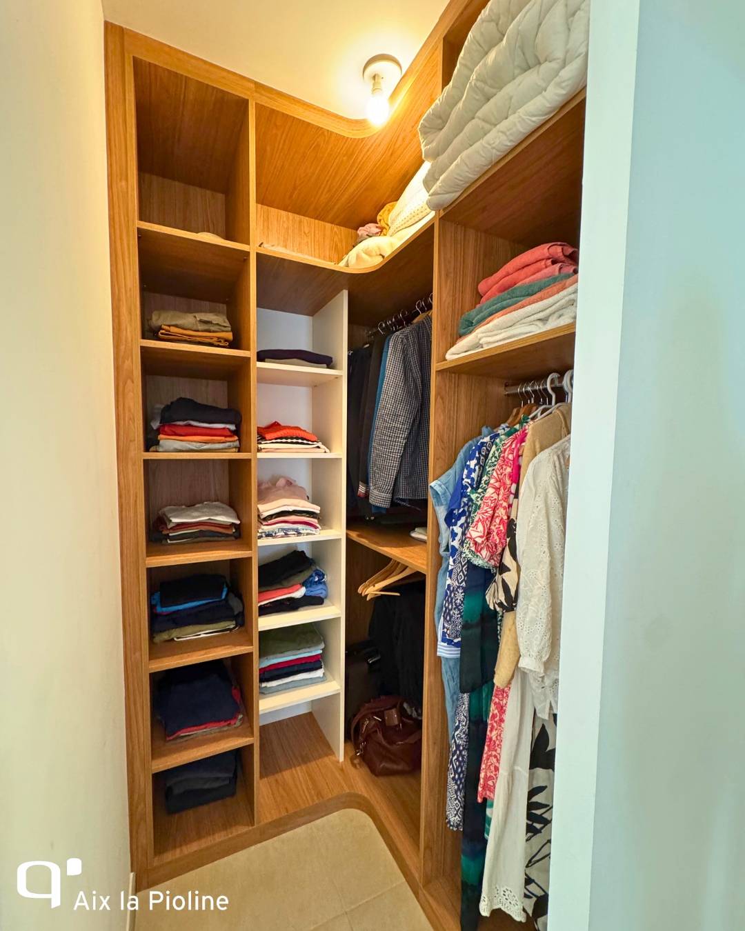 Dressing d'angle sans portes sur mesure en bois à Aix en Provence