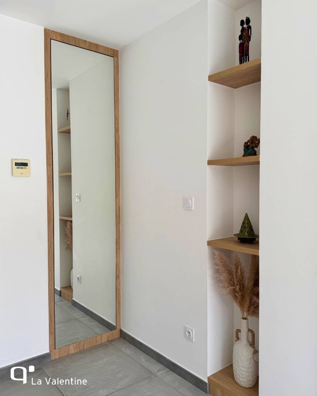 Entrée sur mesure avec miroir intégré et étagère de rangement bois et blanc à Marseille 13009