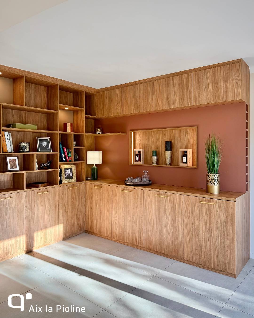 Bibliothèque graphique sur mesure bois et terracotta tout hauteur avec niches éclairées à Aix en Provence