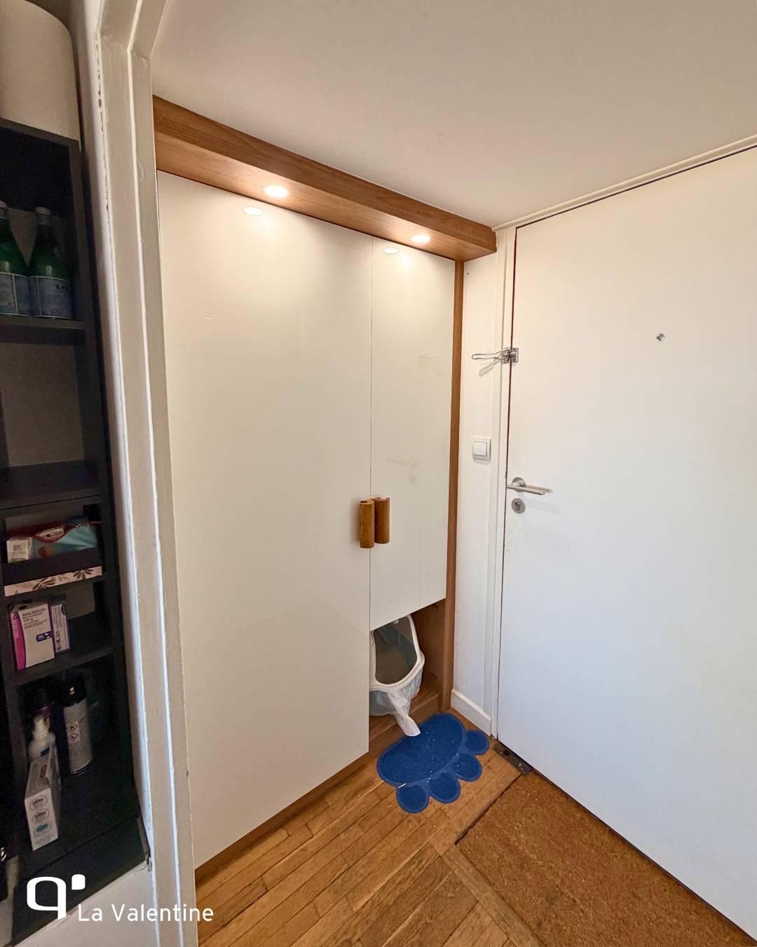 Entrée sur mesure pour petits espaces avec une niche pour le chat à La Cité Radieuse du Corbusier à Marseille