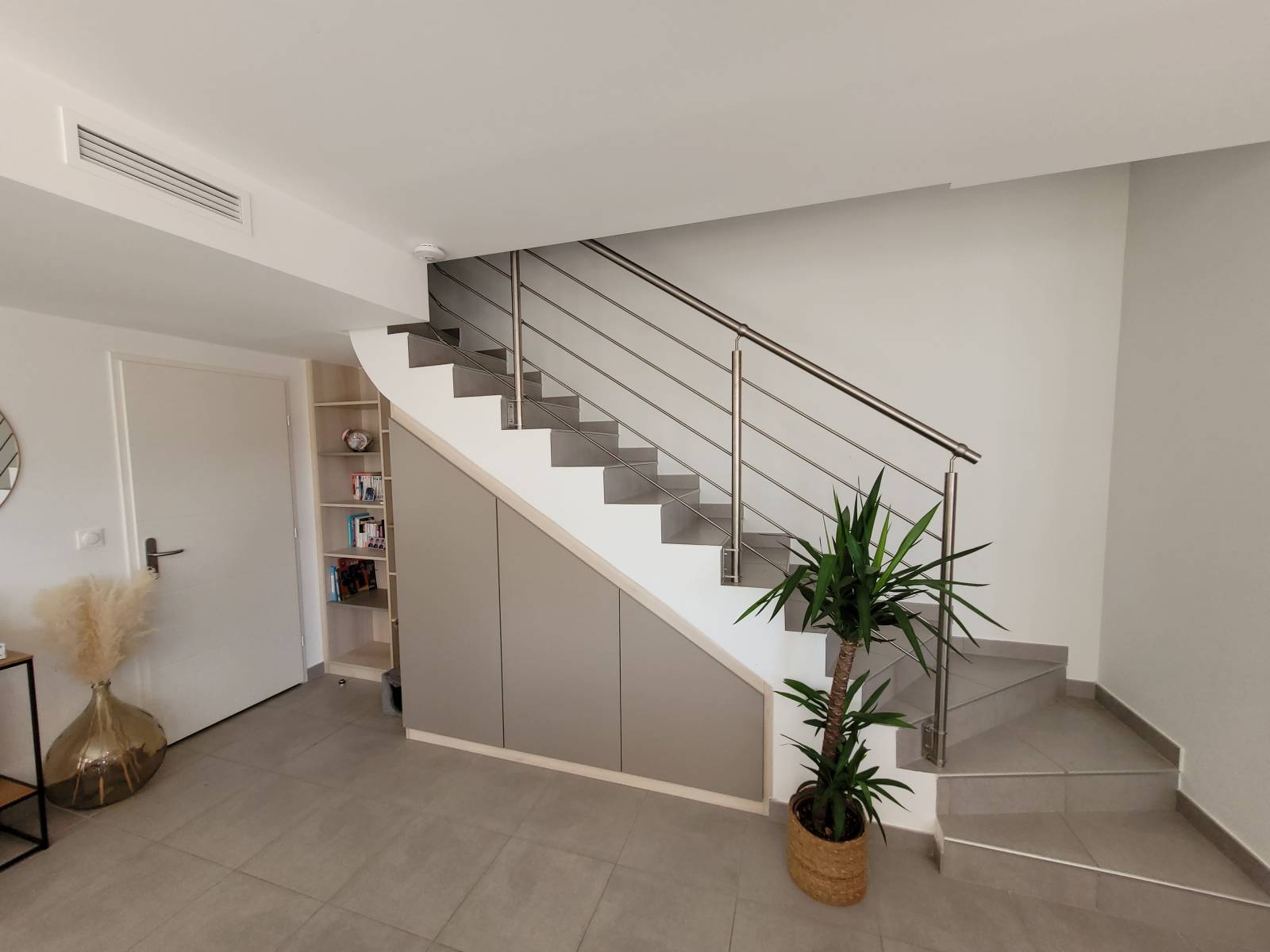 Saviez-vous que l'espace sous vos escaliers peut être utilisé comme un espace de rangement précieux ?