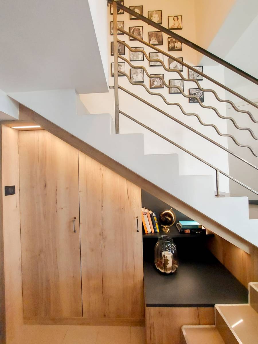 Optimisez l'espace sous votre escalier avec un aménagement sur mesure en bois Noyé Doré, réalisé dans le 12e arrondissement de Marseille la Valentine.