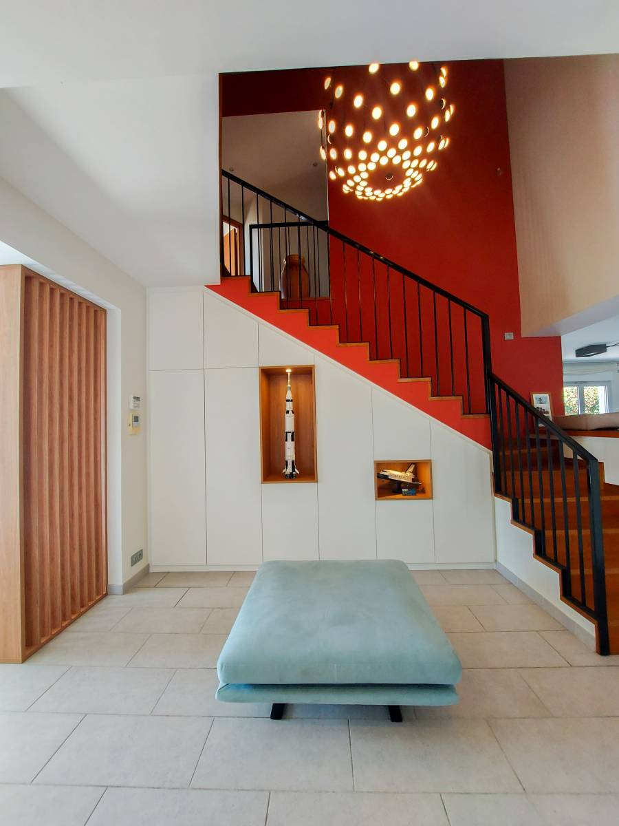 Création d’un rangement sous escalier blanc à Carry le Rouet proche d’Aix en provence