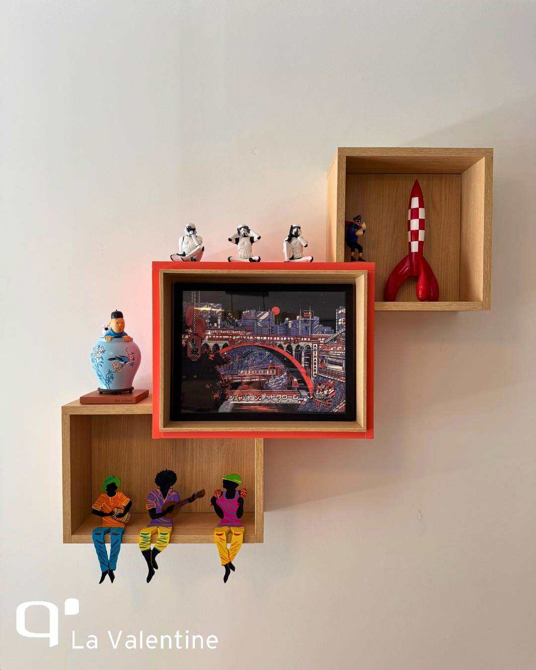 Composition d'étagère murale colorée adaptée aux objets de collection à Marseille 8ème