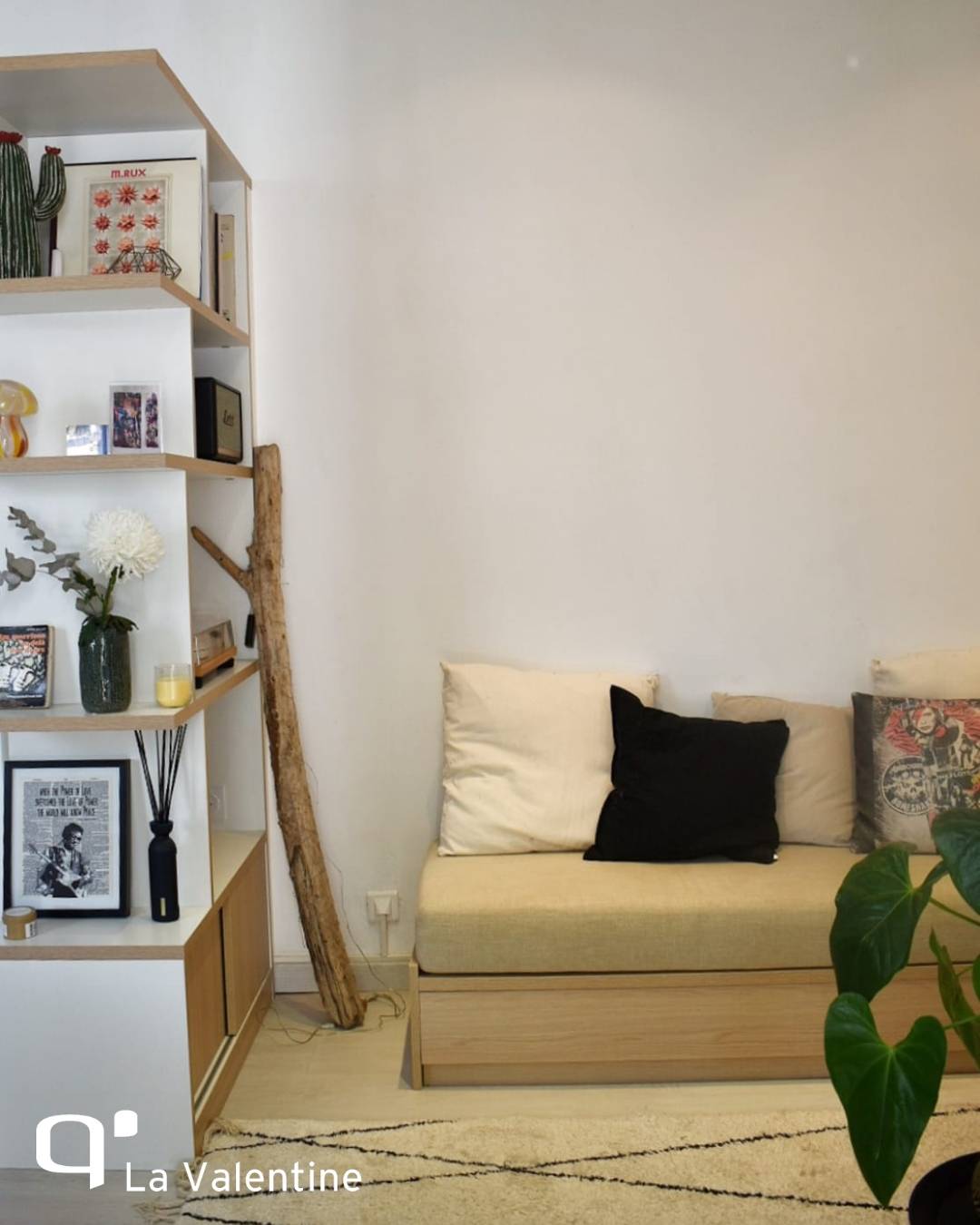 Coin cocooning avec banquette sur mesure et bibliothèque ouverte à Marseille centre