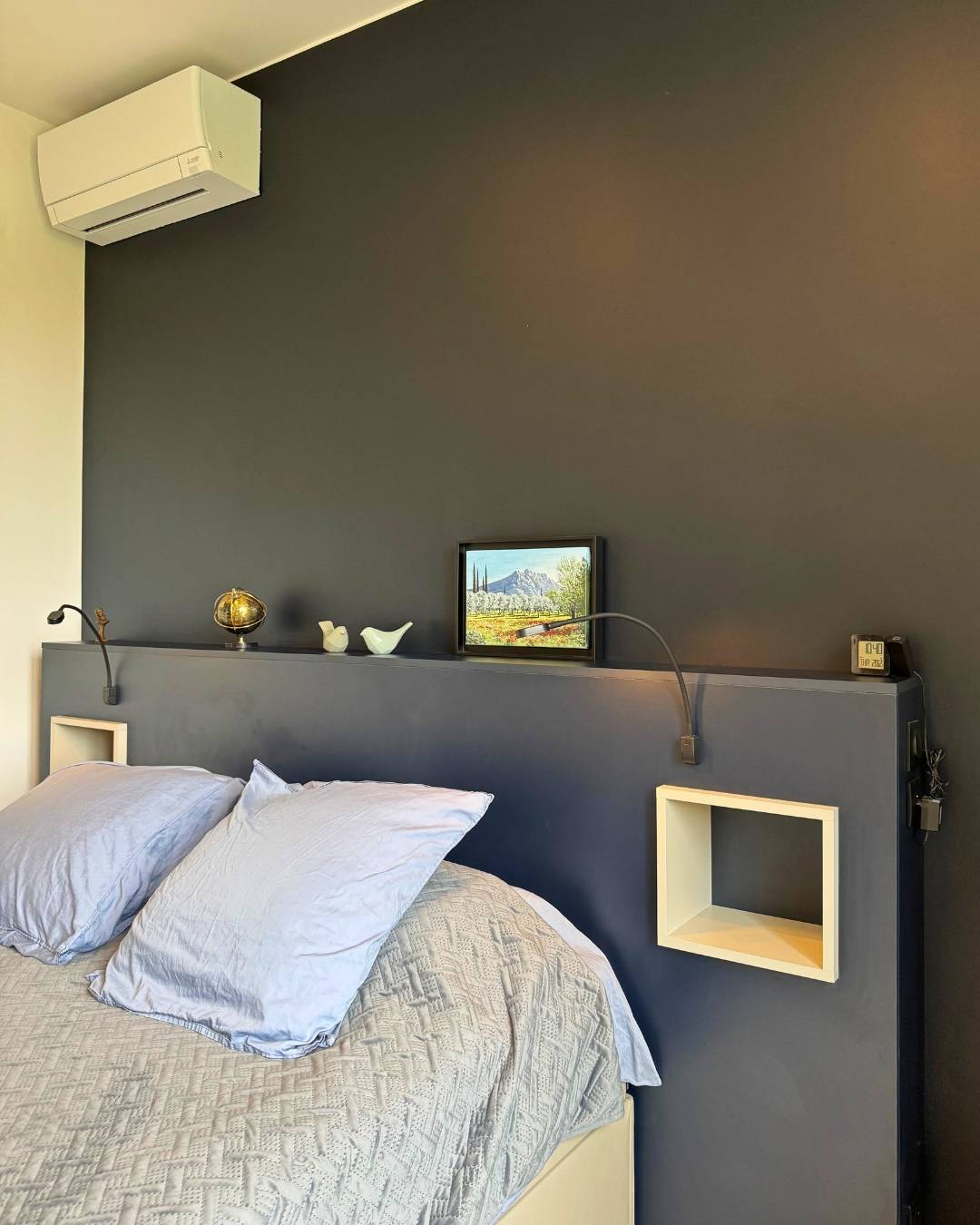 Aménagement d'une Tête de lit bleu indigo sur mesure avec niches intégrées blanc mat à Aix en Provence
