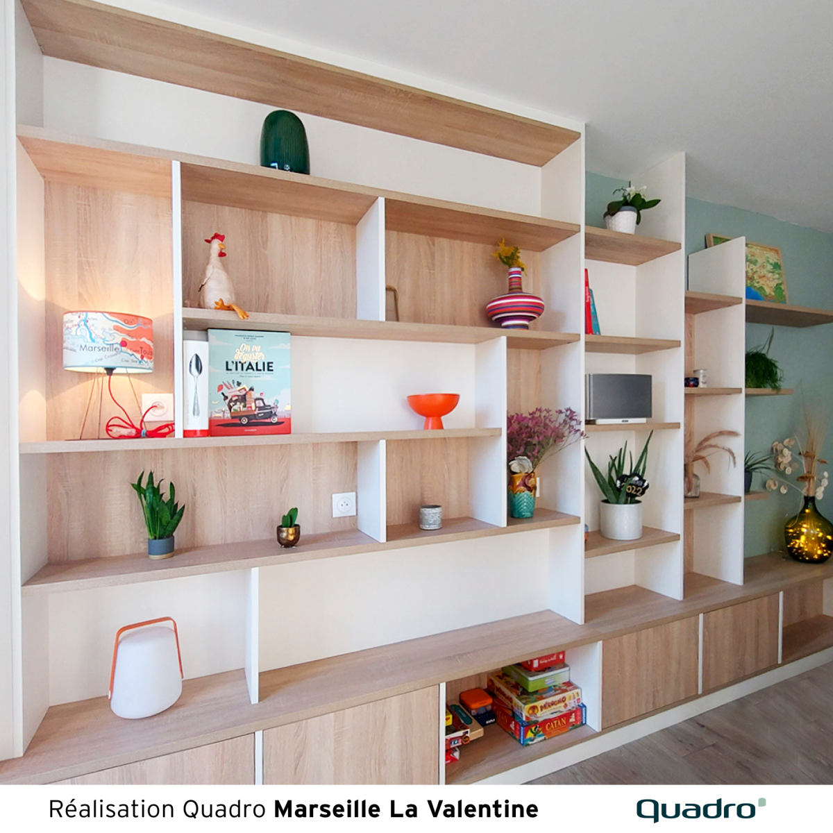 Conception et fabrication sur mesure d'une bibliothèque design en chêne sonoma et soie Ivoire par Quadro La Valentine