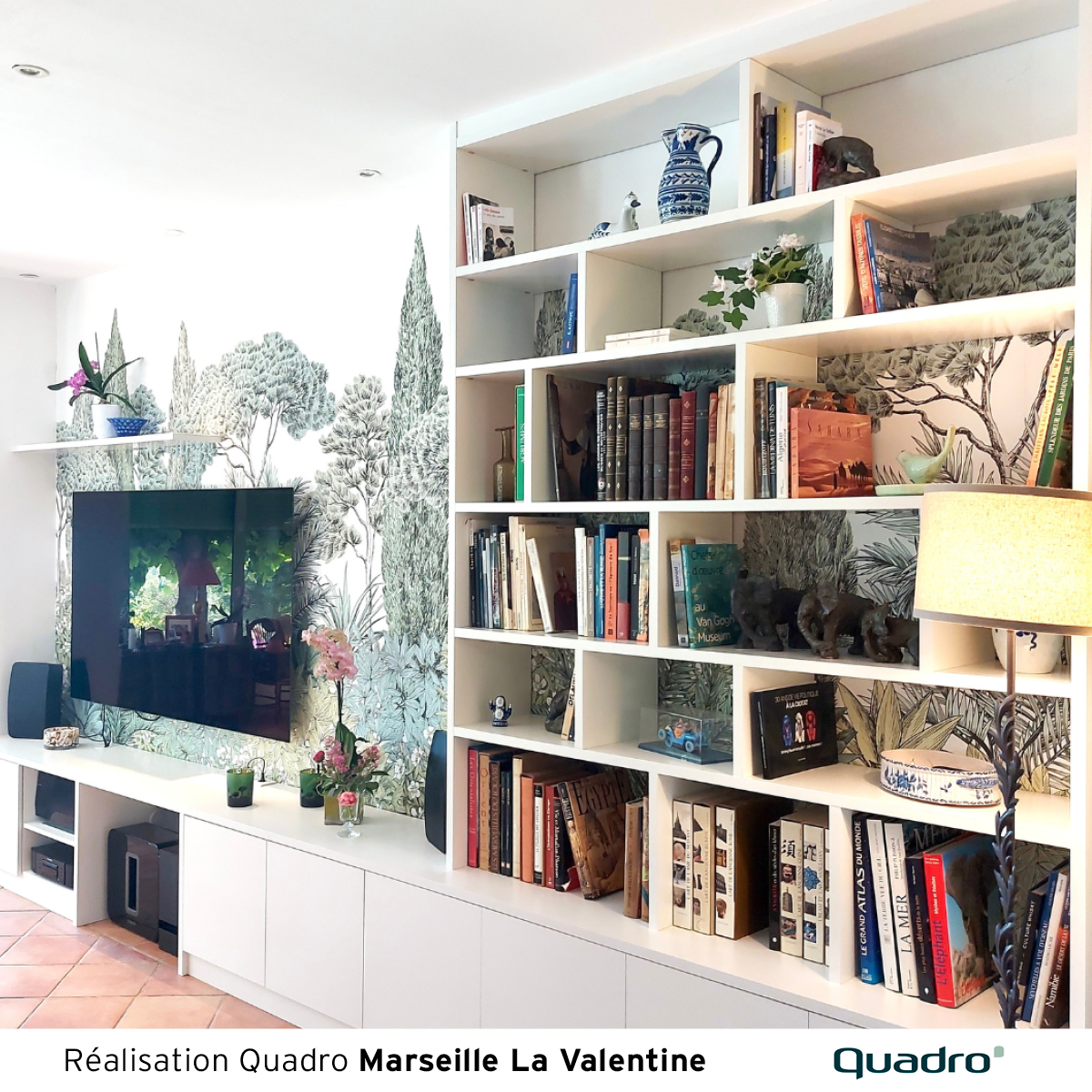 Bibliothèque-meuble TV sans fond avec papier peint panoramique en arrière-plan