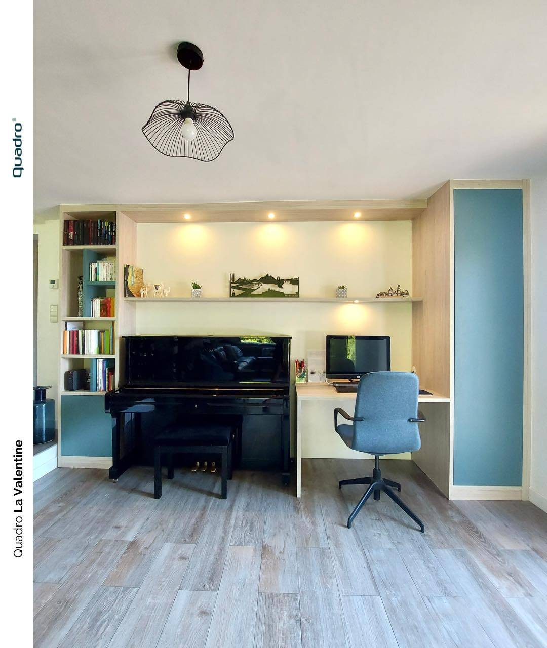 Bibliothèque sur-mesure séparant un coin lecture d'un espace musical avec piano