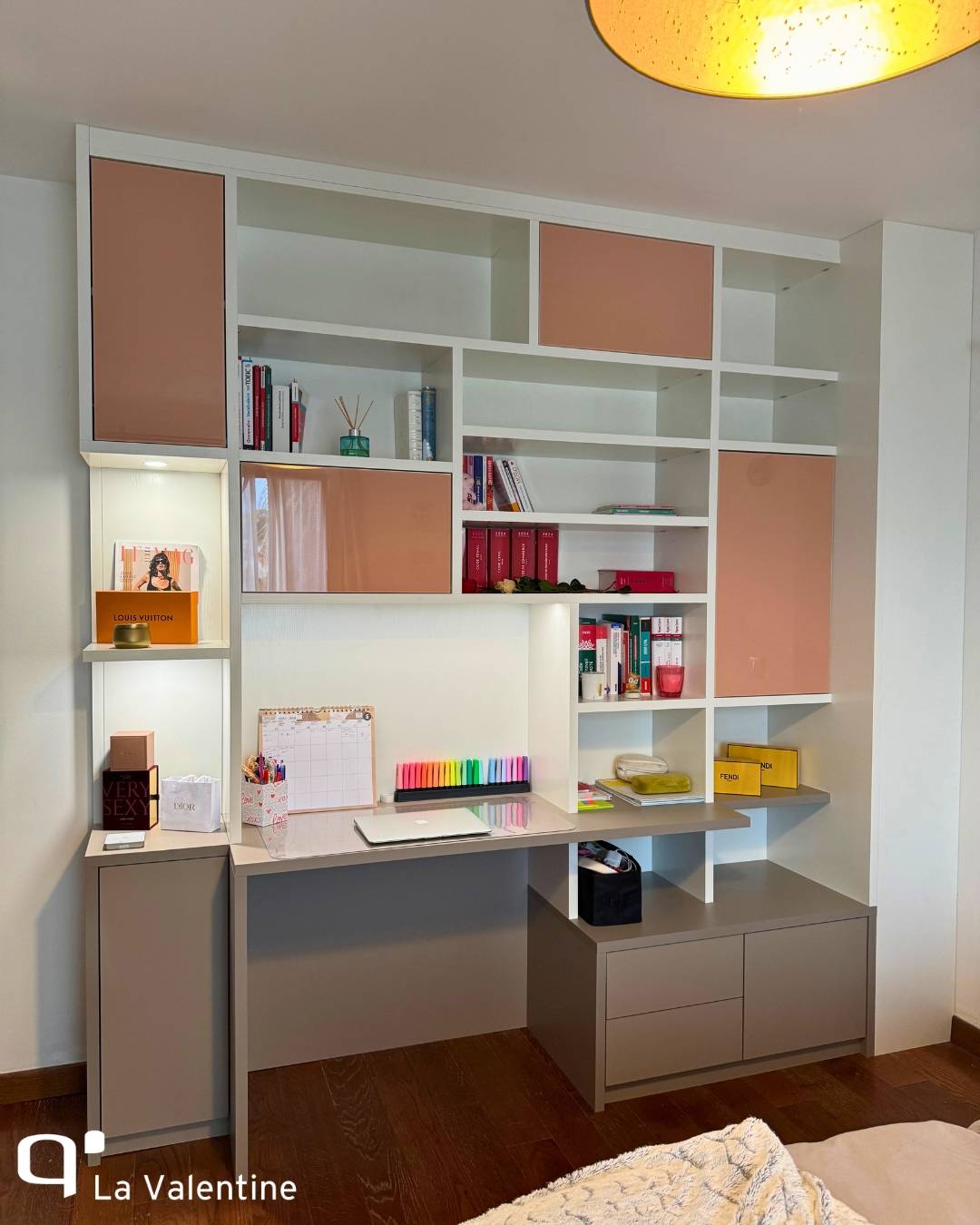 Bureau sur mesure pour chambre d'ado qui allie mélaminé argile et verre laqué sable rose à Allauch