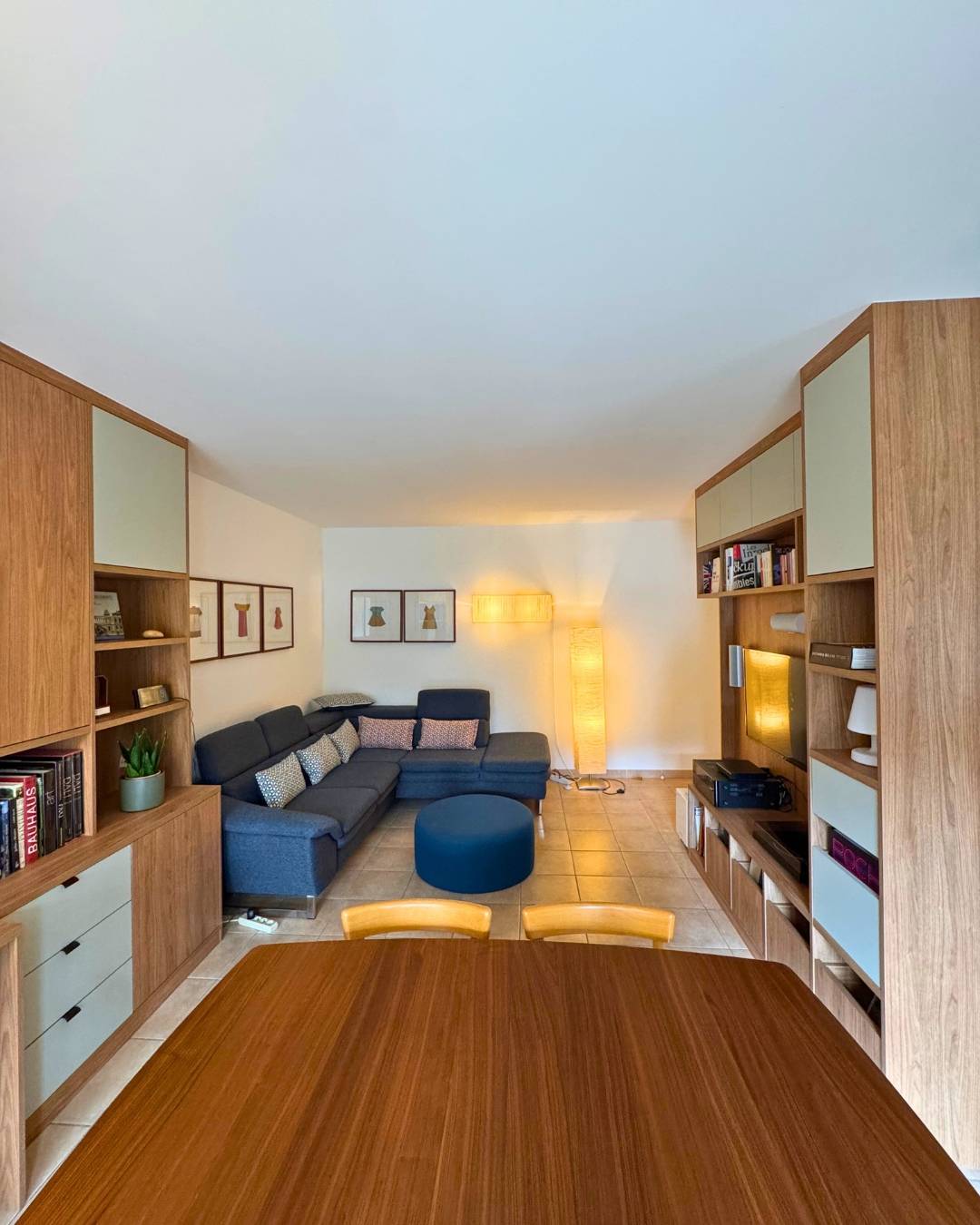 séjour sur mesure coloré avec home office et bibliothèque sur mesure signé Quadro La Valentine