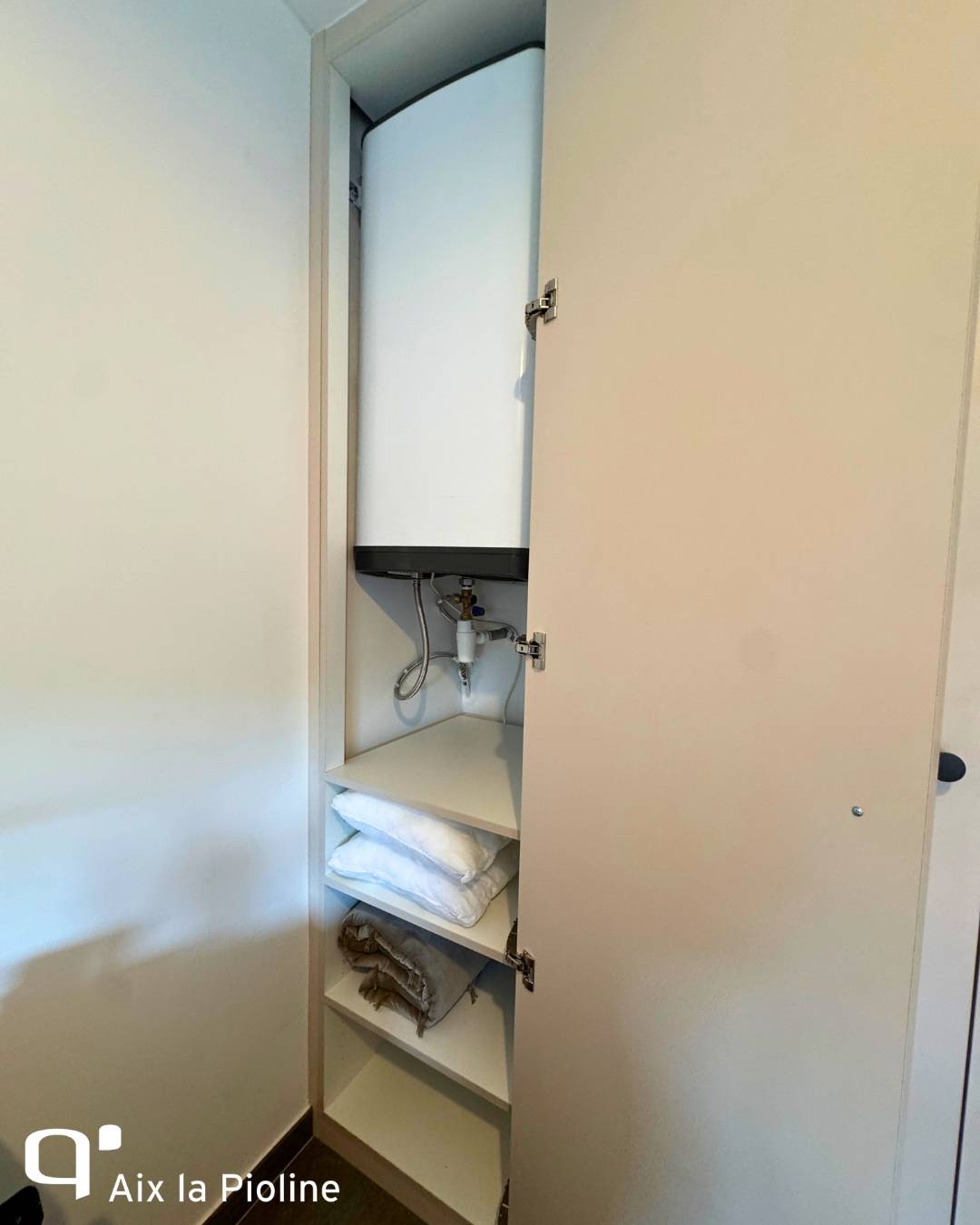 Placard chambre sur mesure avec espace caché et rangement astucieux à Aix en Provence