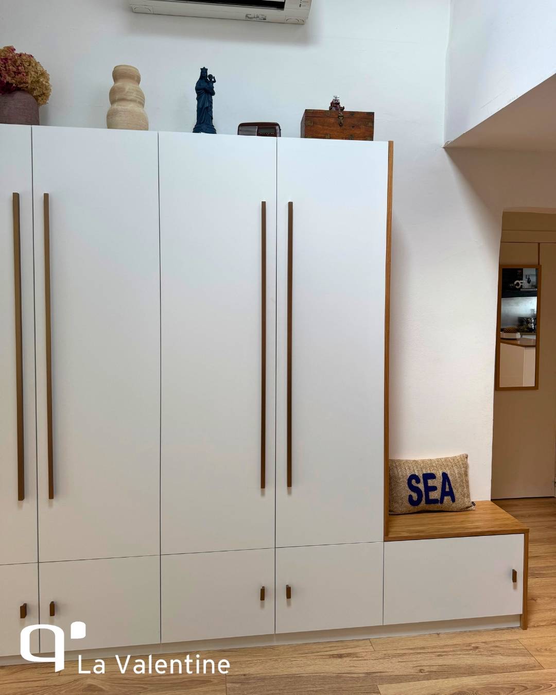 Rangement d'entrée sur mesure bois et blanc avec poignées et assise à Marseille 10ème