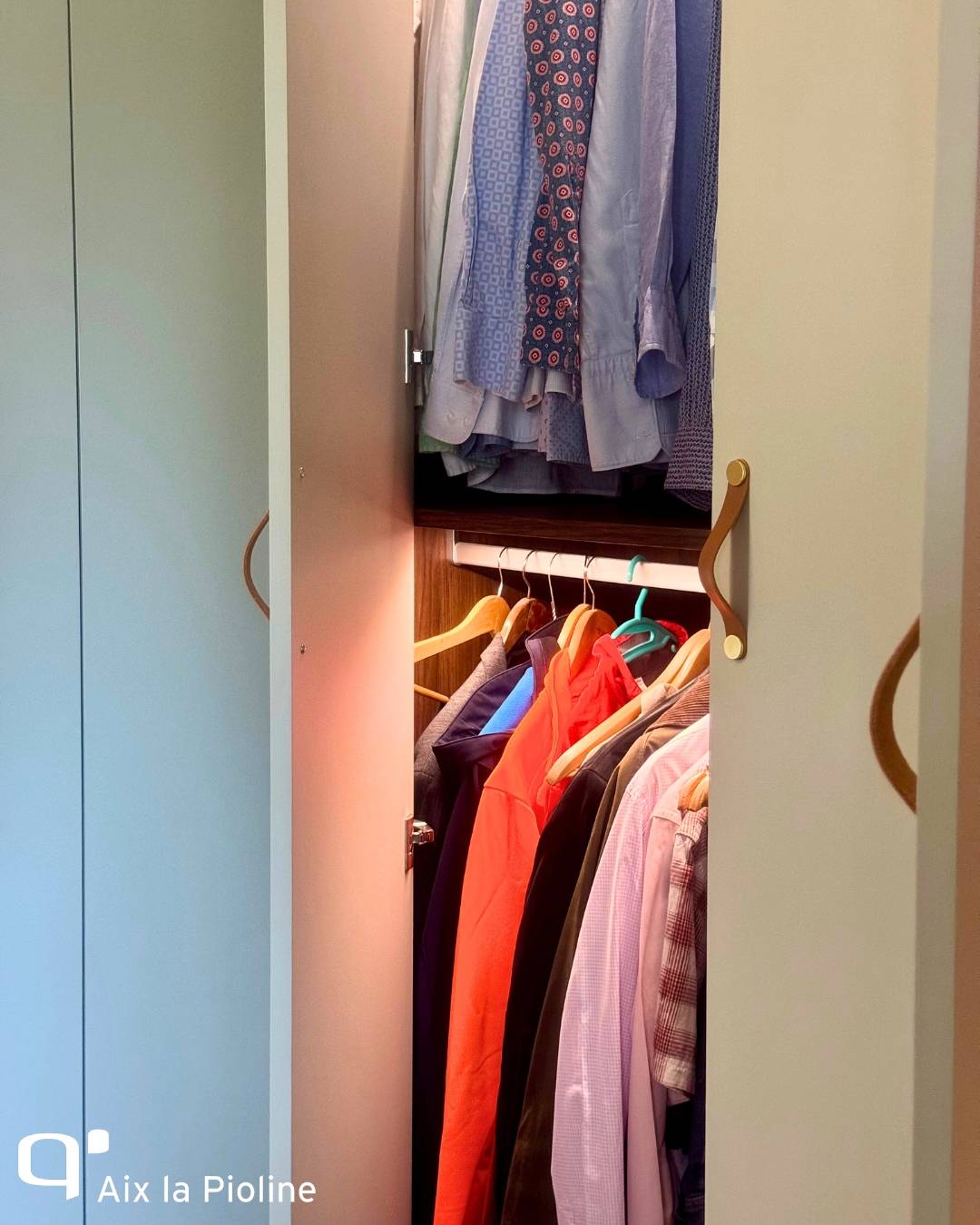 Dressing sous pente sur mesure en bois foncé avec bibliothèque intégrée à Aix en Provence