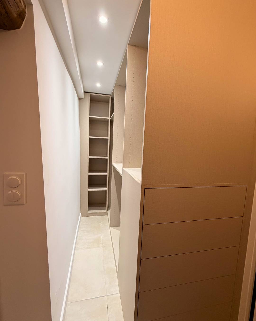 Dressing en angle pour les petits espaces sans encombrer la pièce à Aix