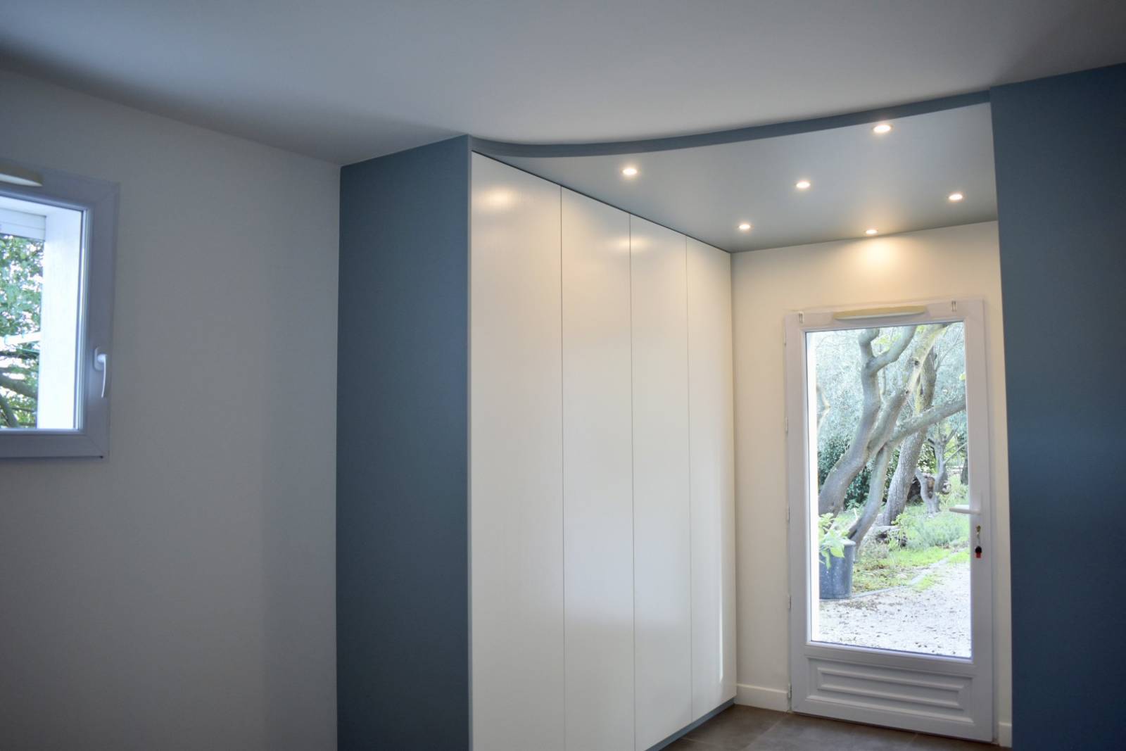 Conception d’un dressing sur mesure au couleur bleu méditerranéenne au sein d’une chambre parental près de Marseille en Penne-sur-Huveaune