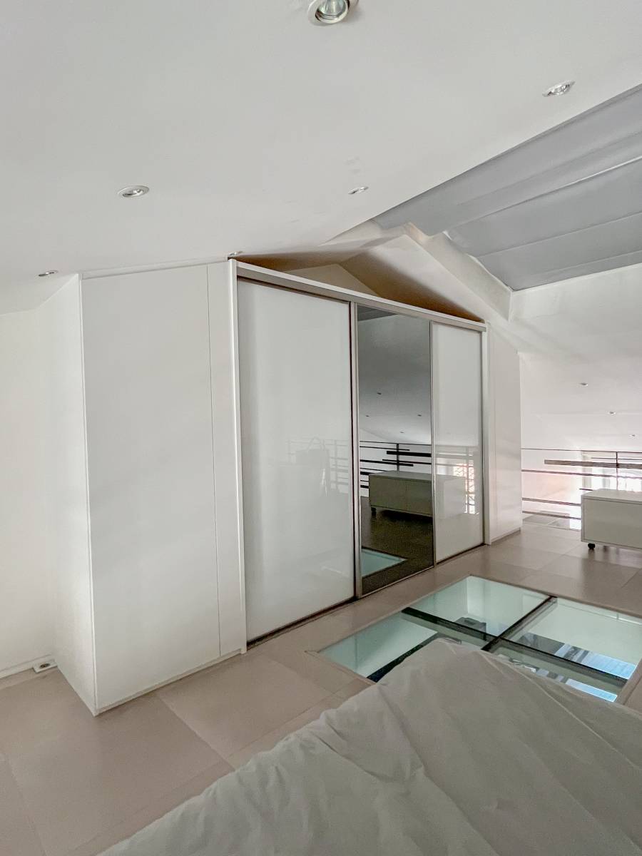 Ajoutez un rangement supplémentaire sur mesure à votre dressing sous pente dans le secteur 13001 à Marseille Vieux Port