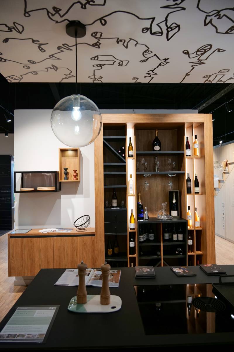 Création d'une cave à vin avec casier sur-mesure pour un salon dans une villa aux Camoins