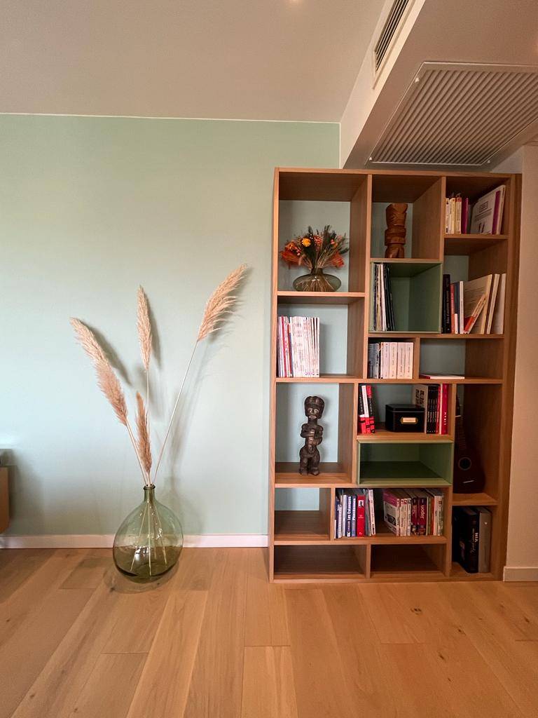 Bibliothèque sur-mesure placage bois et laque à Marseille