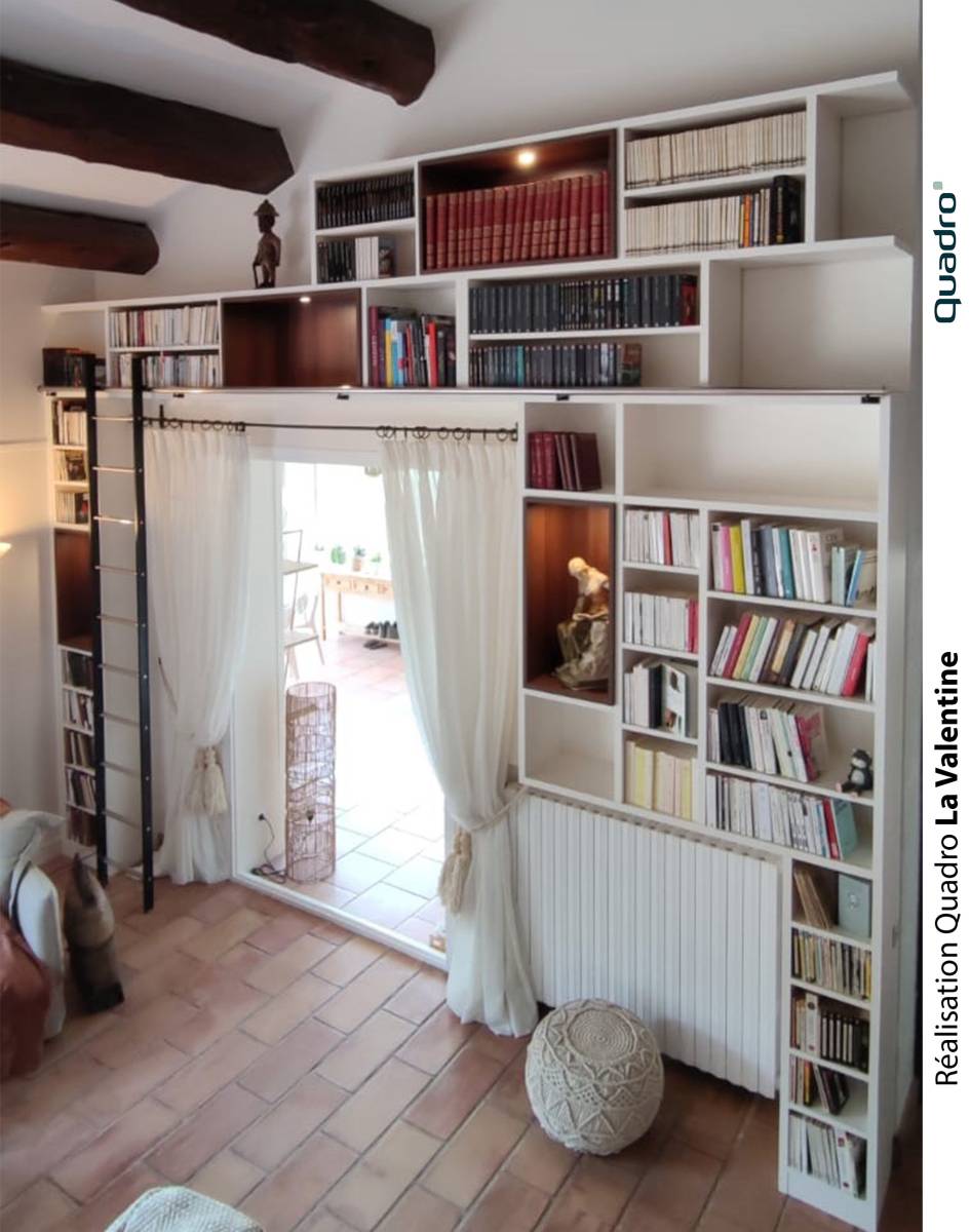 Bibliothèque au-dessus d'une porte