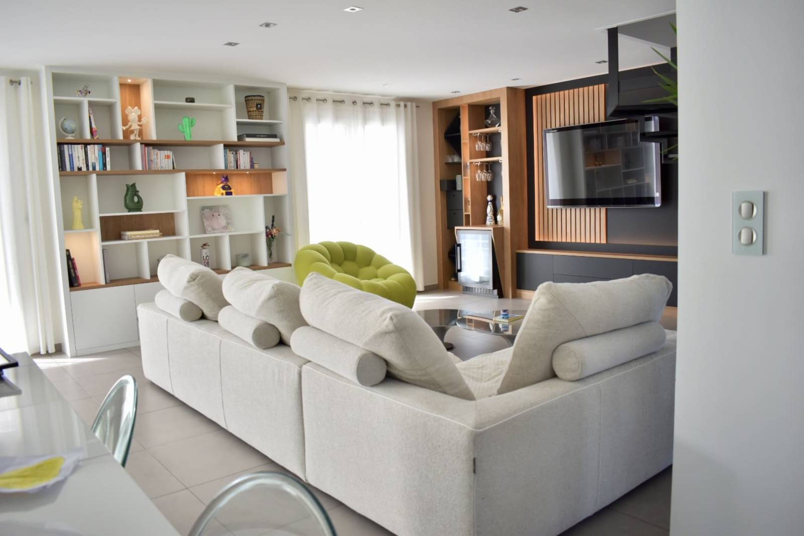 Bienvenue dans notre rubrique dédiée aux bibliothèques et livings sur-mesure de la marque Quadro