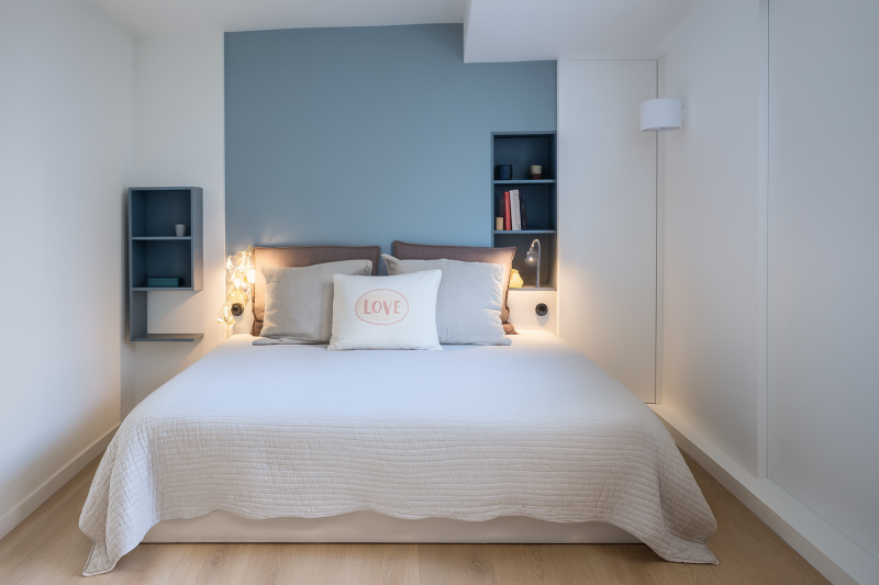 Aménagement optimisé d'une chambre avec placards et rangements astucieux à Aix en Provence