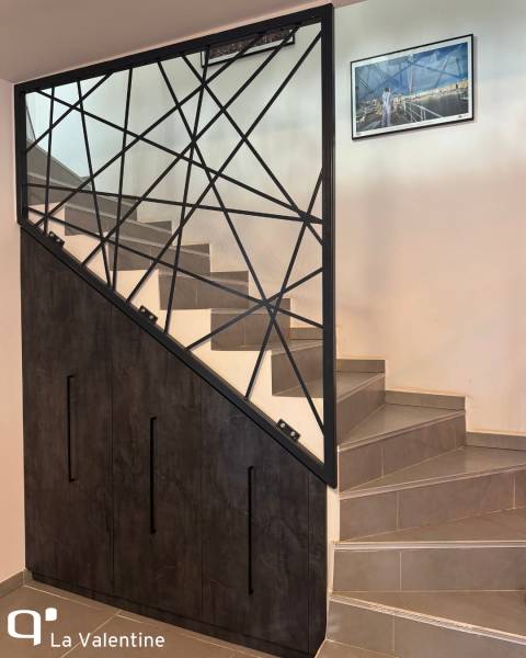 Sous-escalier sur mesure optimisé avec profondeur de rangement à Marseille 13ème