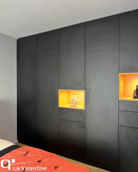 Dressing contemporain sur mesure noir mat avec niches intégrées et éclairées