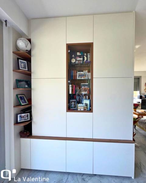 Bibliothèque sur mesure avec vitrine éclairée et portes battantes à Marseille 8ème