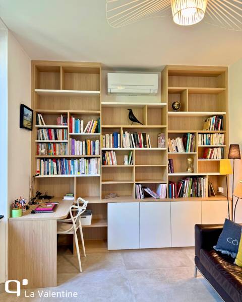 Coin bureau sur mesure intégrée dans une bibliothèque murale à Aix en Provence
