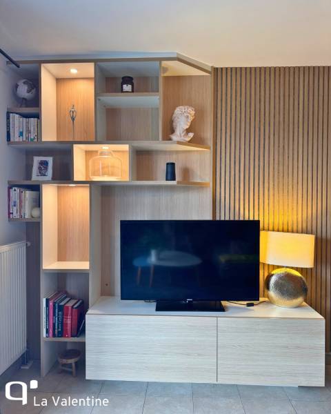 Meuble Tv sur mesure murale avec claustra intégrée et éclairage LED à La Joliette à Marseille