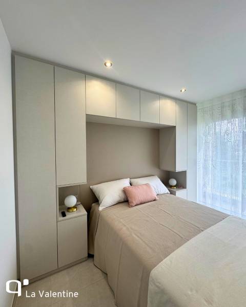 Tête de lit sur mesure pour une chambre minimaliste encadrée d'armoires toute hauteur à Marseille 12ème