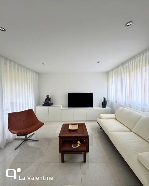 Meuble TV bas toute longueur sur mesure avec façades blanches sans poignées à Marseille 12ème